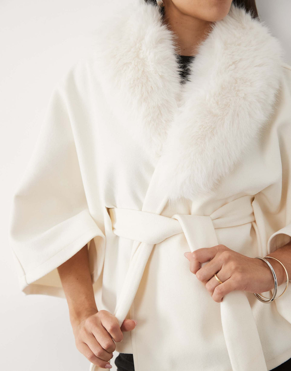 Frieda Cape-Jacke mit Flauschkragen