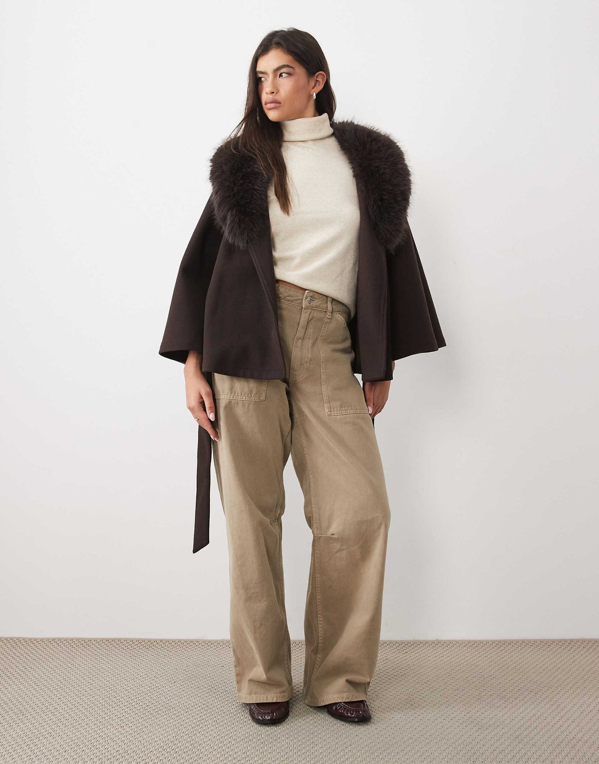 Frieda Cape-Jacke mit Flauschkragen