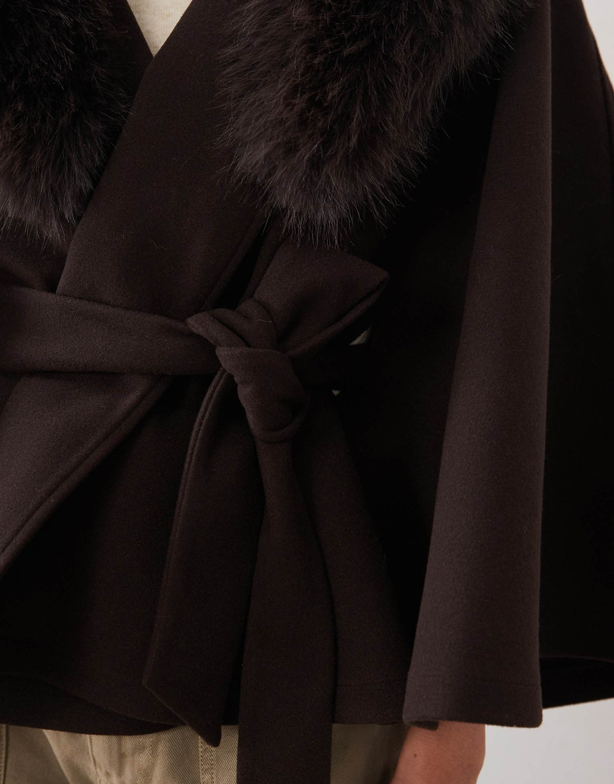 Frieda Cape-Jacke mit Flauschkragen